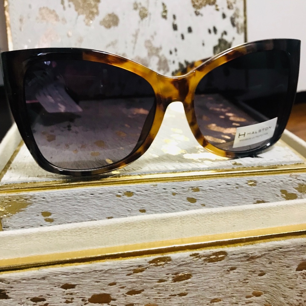 NWT Halston Butterfly Tortoise Shell Sunglasses.😎